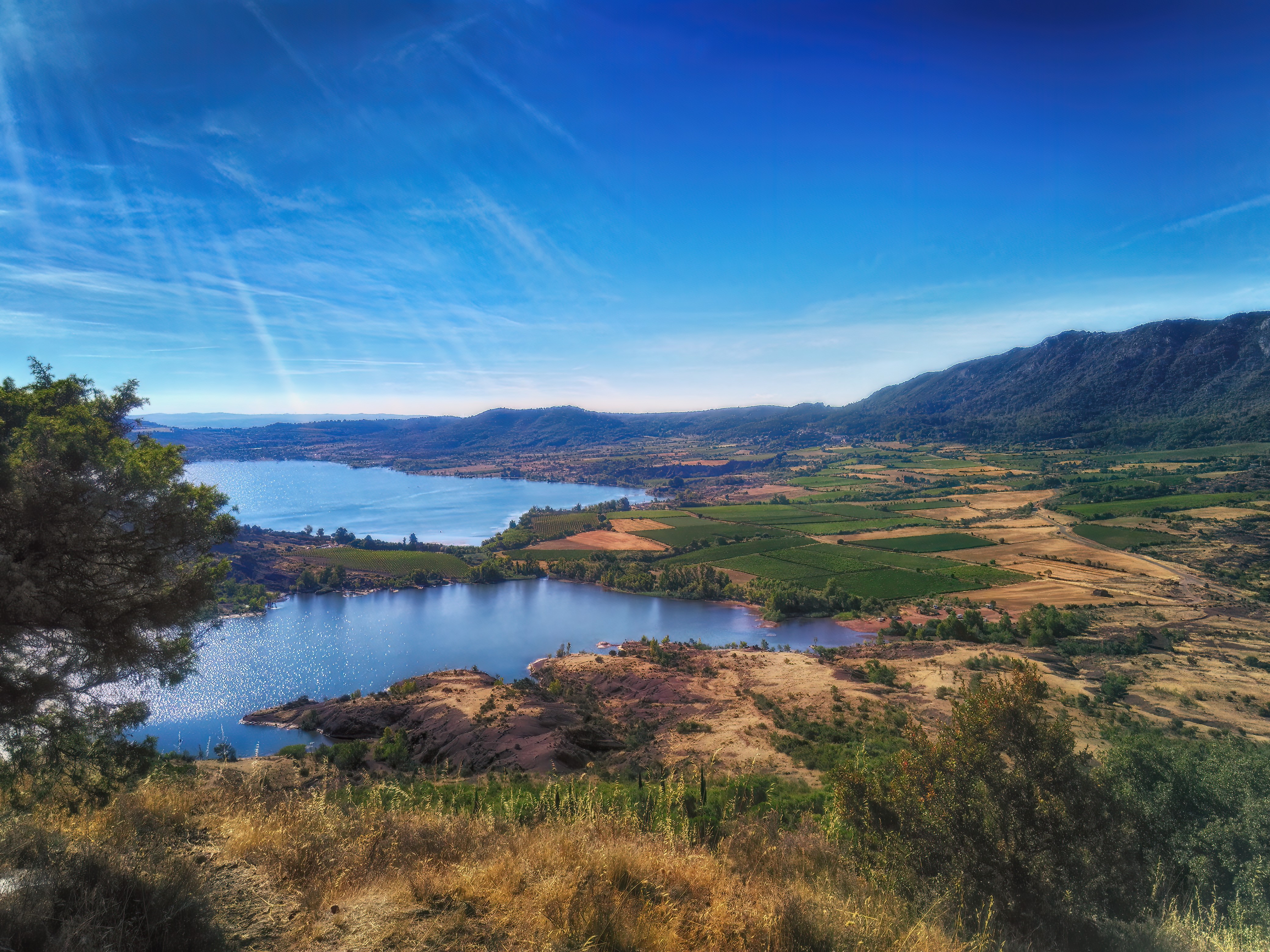Le Lac du Salagou et ses terres rouges ጠ Panorama depuis les hauteurs de Liausson